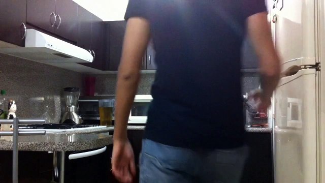 Broma del chavo en el refrigerador | bromas pesadas a mujeres, videos de risa, sustos a dormidos