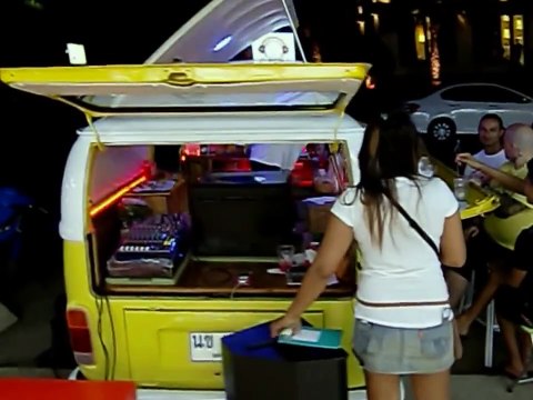 VW T2 tuning Volkswagen Bulli Transporter Bus Bar mobile beachbar cocktailbar oldtimer Thailand