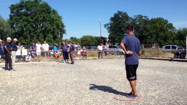 Les deux dernières boules de la finale du championnat du Cher à pétanque 2015