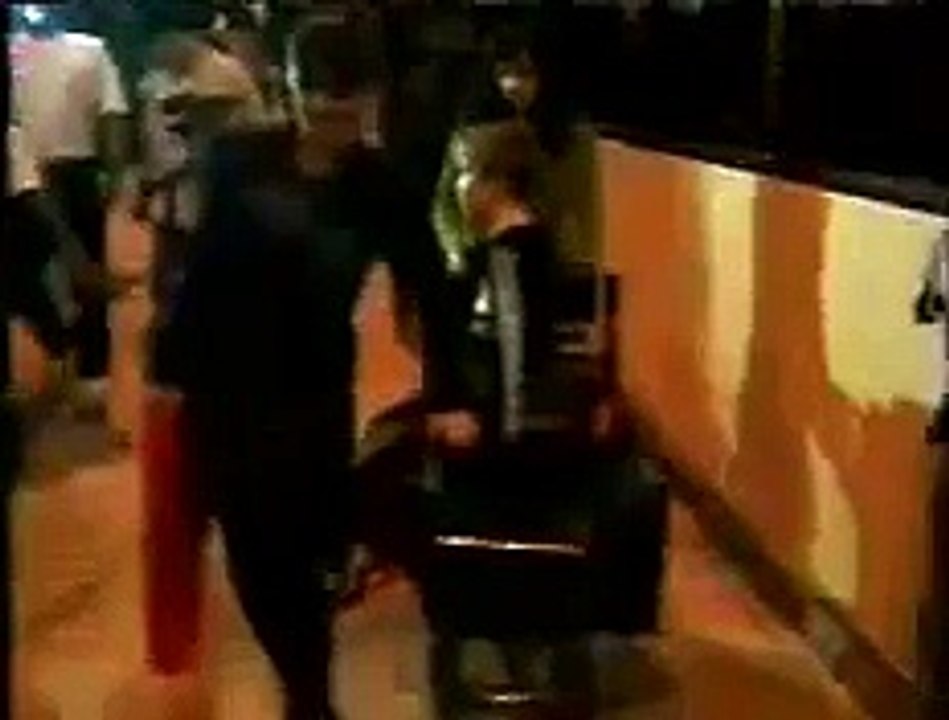 BJORk ATTAcKS A REPORTER