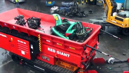 WOW！That machine just ate a car!!!