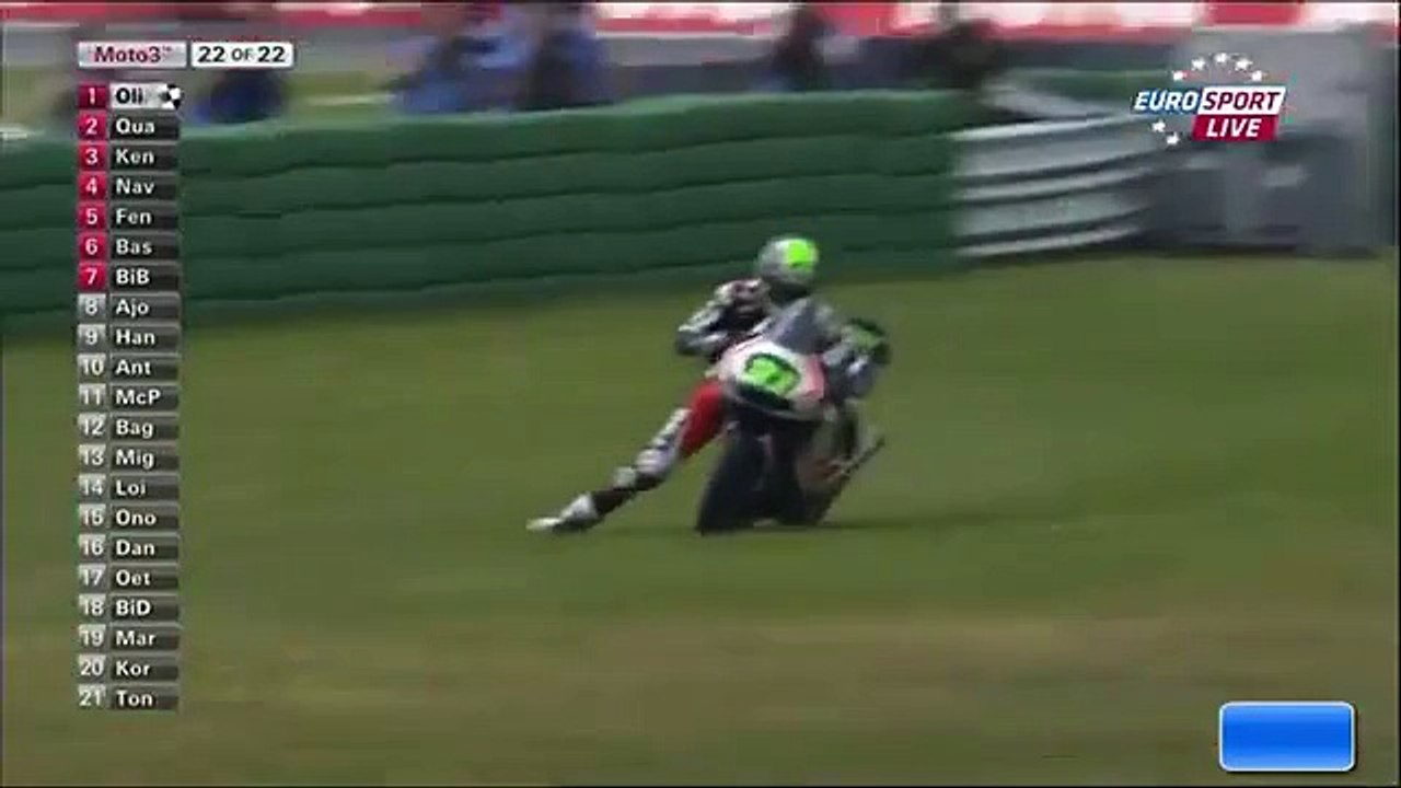 Un pilote de moto termine une course sur les genoux