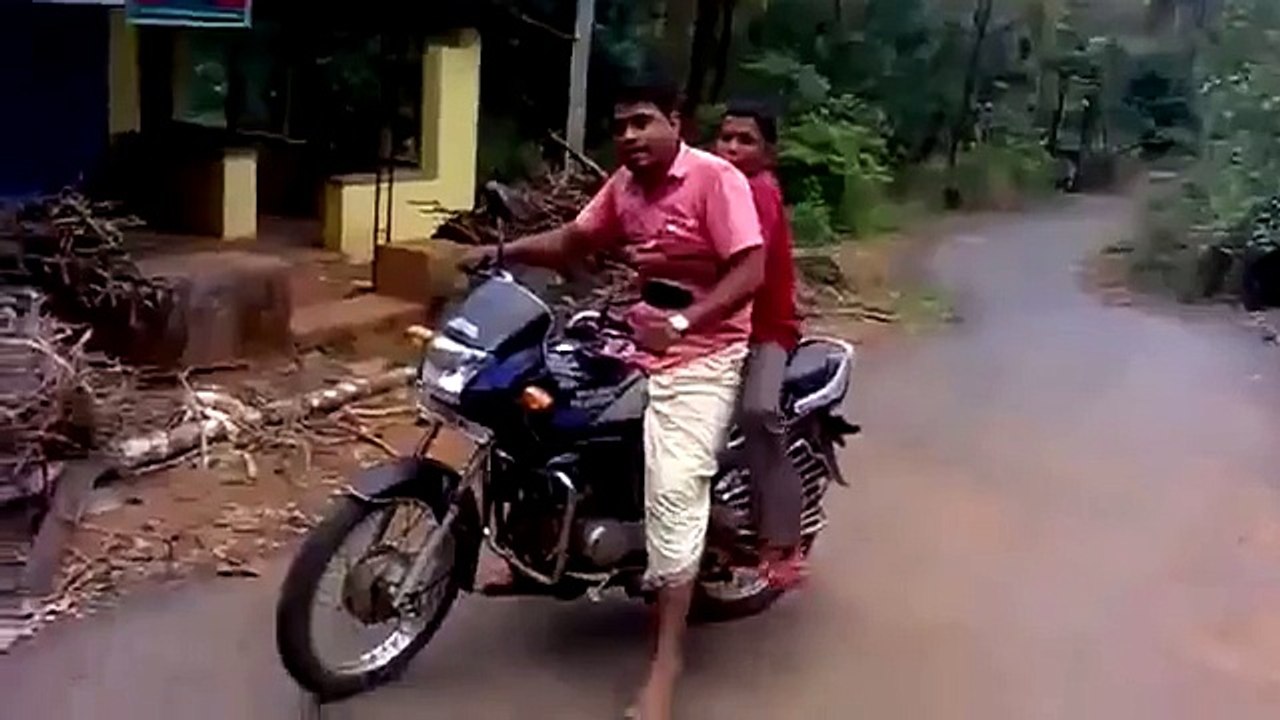 video lucu, lucu banget, jatuh dari motor, dijamin lucu abis.