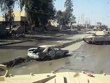 Un tank roule sur une voiture piégée