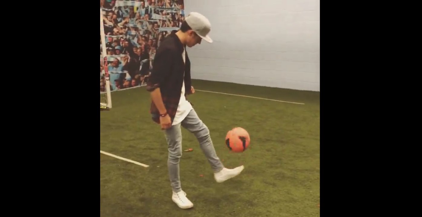 Niall juggles and shoot