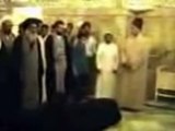 فيديو نادر جدا l  السيد علي السيستاني يصلي صلاة الجنازة على السيد الخوئي رضوان الله عليه