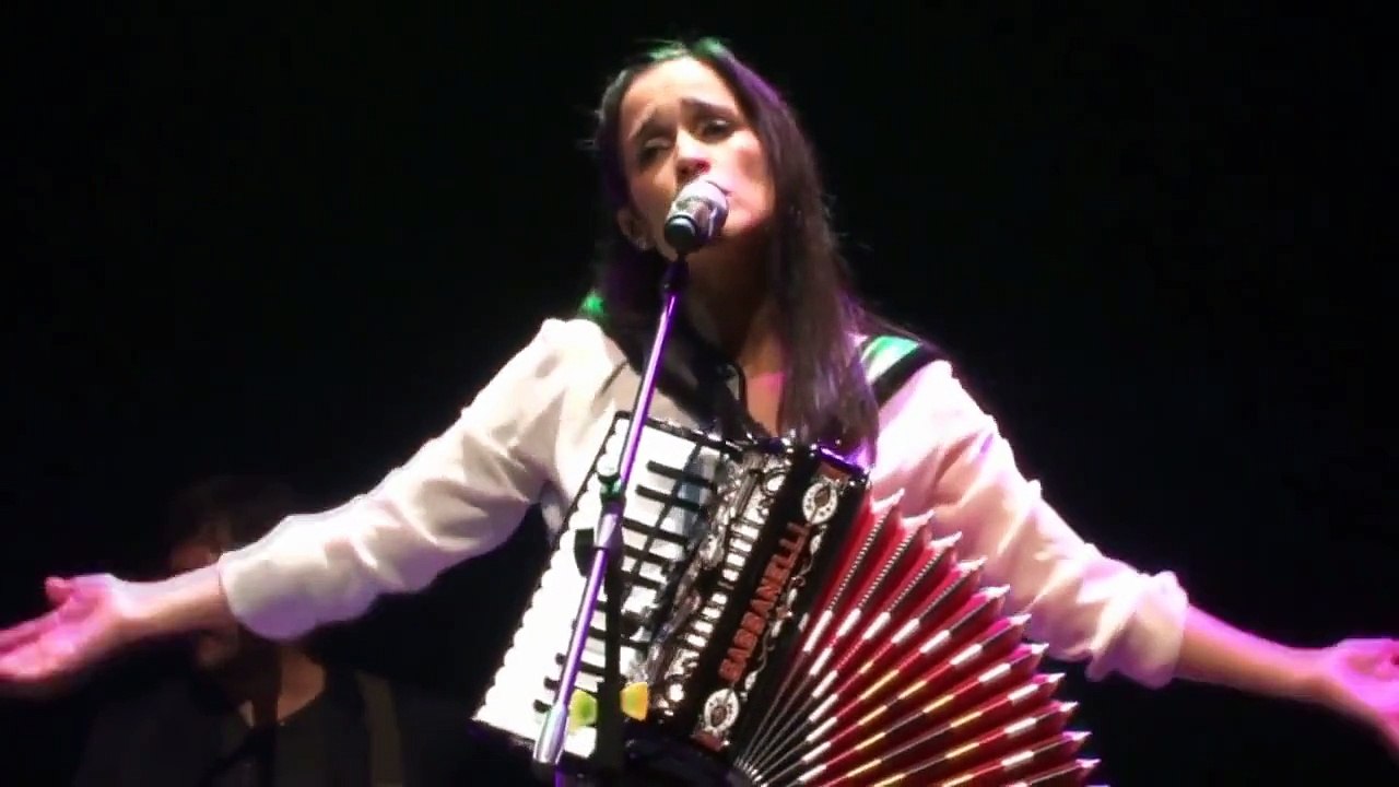 Julieta Venegas - Sin Documentos [Video HD]