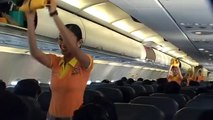 Aeromoza asiática dió instrucciones de seguridad con canción navideña