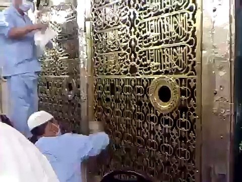 cleaning of Golden cover (Jaali ) of Roza-e Mubarak of Prophet Muhammad (S.A.W) 2/3.Mp4