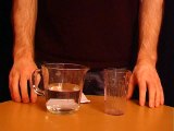 expérience avec un verre d'eau et une feuille de papier !