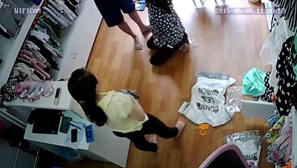 Bắt được bà bầu ăn trôm điện thoại, đái luôn ra quần