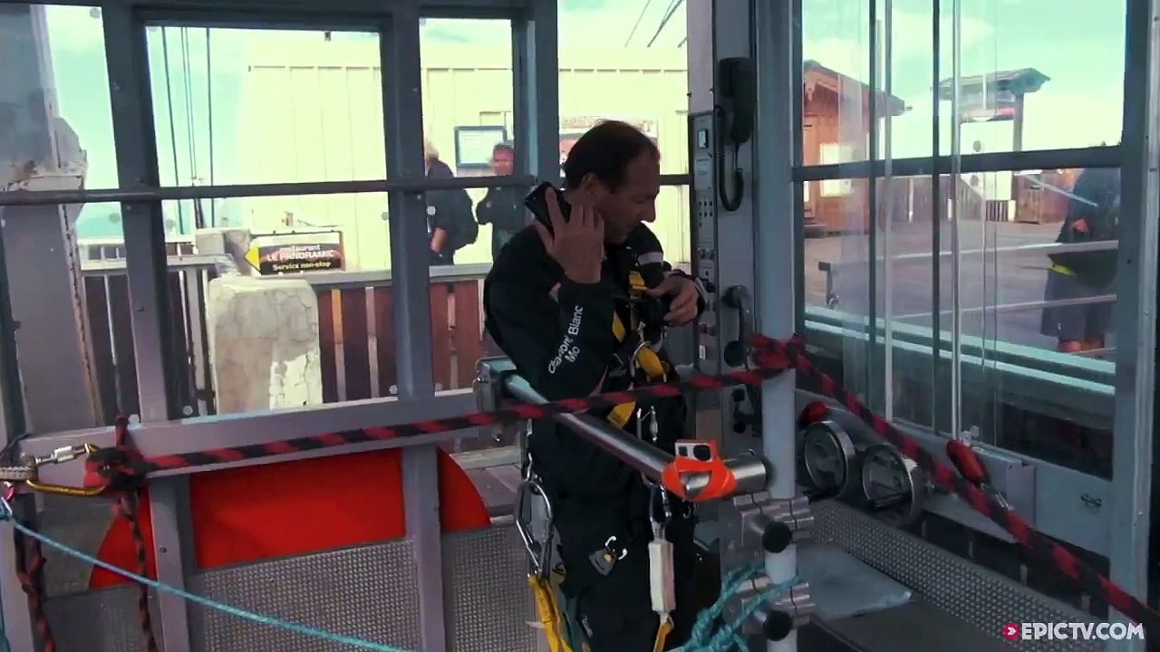 Arnaud Longobardi se pose en parapente dans un téléphérique en mouvement