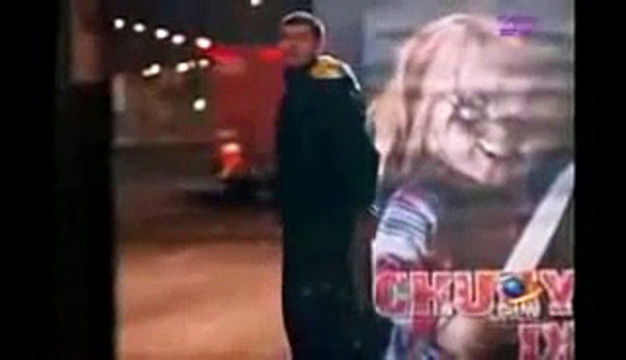 Broma de Chucky en Parada de Autobus