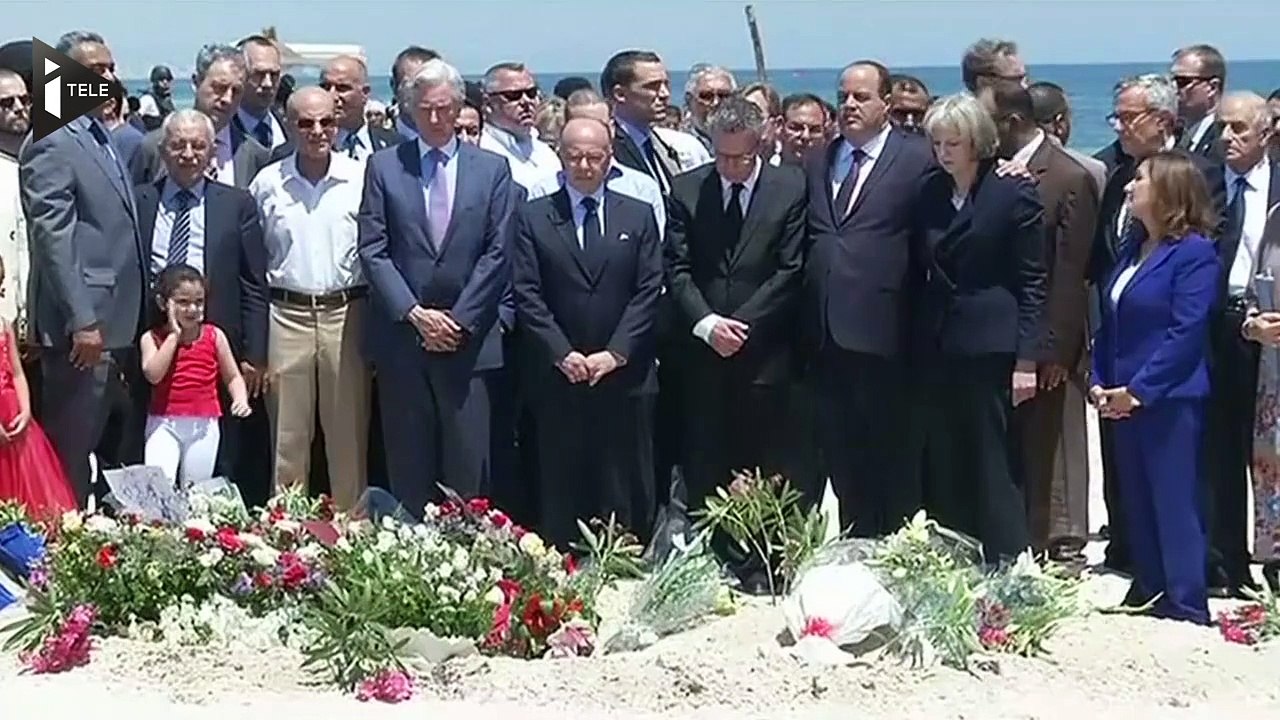 B. Cazeneuve et d'autres ministres rendent hommage aux victimes