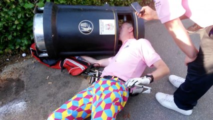 Golfeur avec la tête coincée dans une poubelle