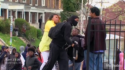 une mère corrige son fils