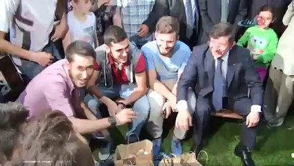 Başbakan Davutoğlu horon tepti