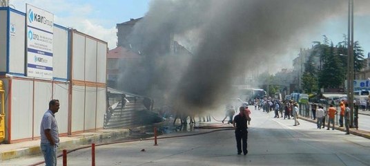 Elyaf depolarındaki yangın E-130 karayolunu ulaşıma kapattı