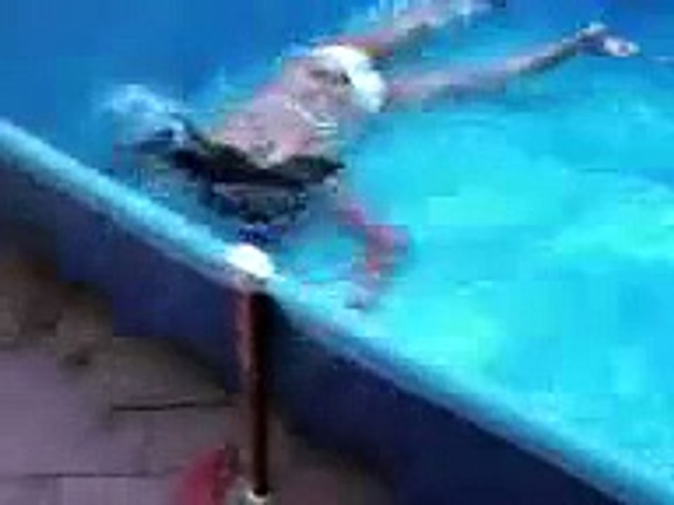 miny bucea en la piscina