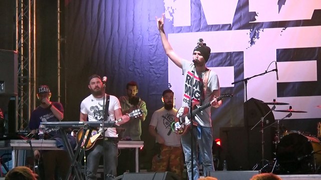 Noize MC закончил выступление на MAXFEST'e 2015