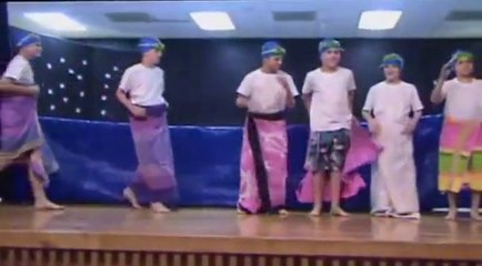 8 ados dans un spectacle de natation synchronisée hors de l'eau