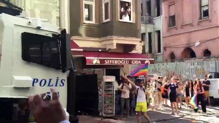 Canon à eau vs un pauvre manifestant