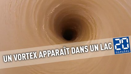 Un vortex tourbillonnant apparaît dans un lac