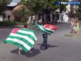 Флаги, стрельба и восторг -- Абхазия празднует признание неза