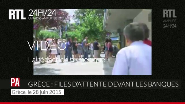 Les Grecs patientent devant les distributeurs automatiques pour retirer de l'argent