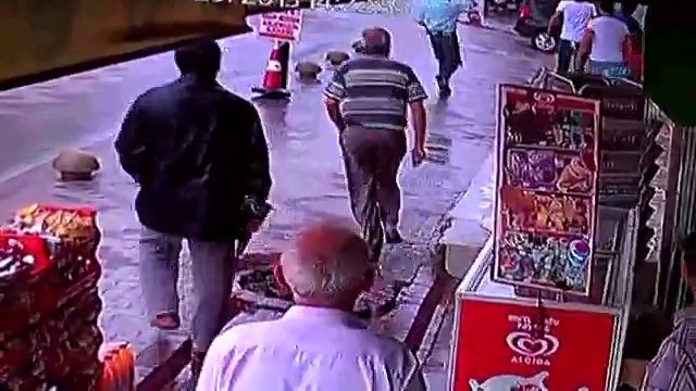 Maskeli soyguncular, bilezikleri vermeyen kuyumcuyu yaraladı