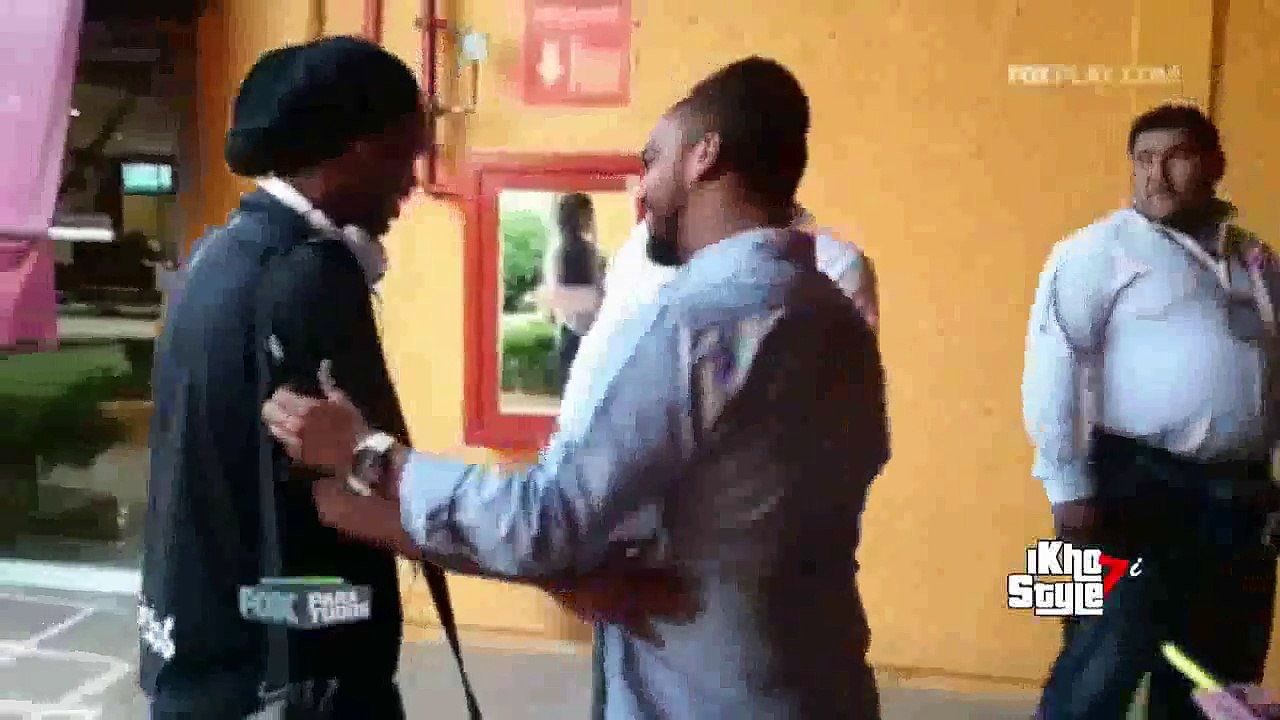 Ronaldinho a le plus grand mal à regarder dans les yeux la journaliste Erika Fernández