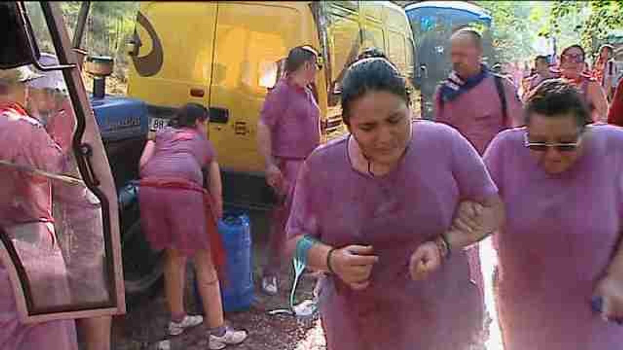 La Batalla del Vino de Haro tiñe de rojo los riscos Bilibio con 130.000 litros de Rioja