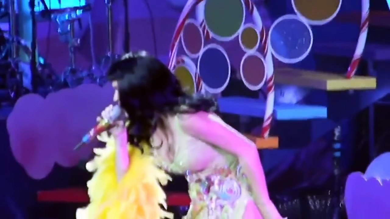 Katy Perry FALLS On-Stage
