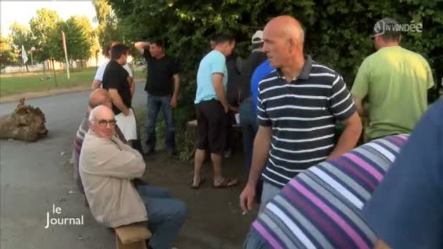 La Roche-sur-Yon: Les éleveurs de bovins lèvent les barrages