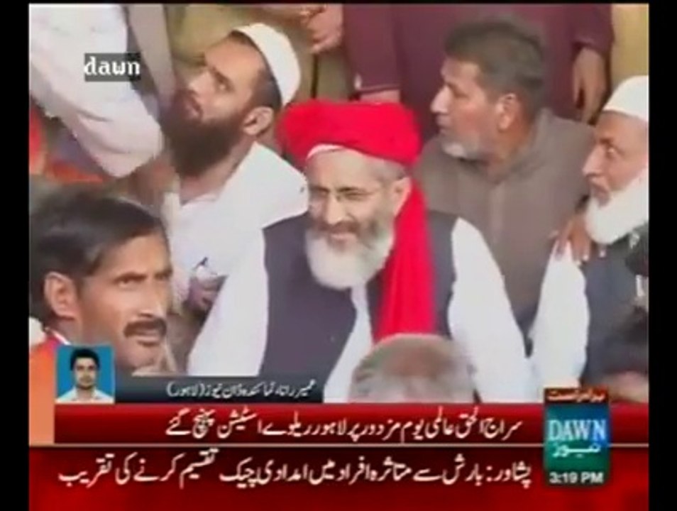 Siraj ul Haq With Labourers at Lahore Railway Station