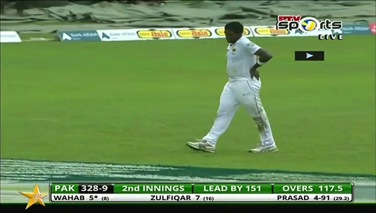 Wahab Riaz Batting One-Handed!
