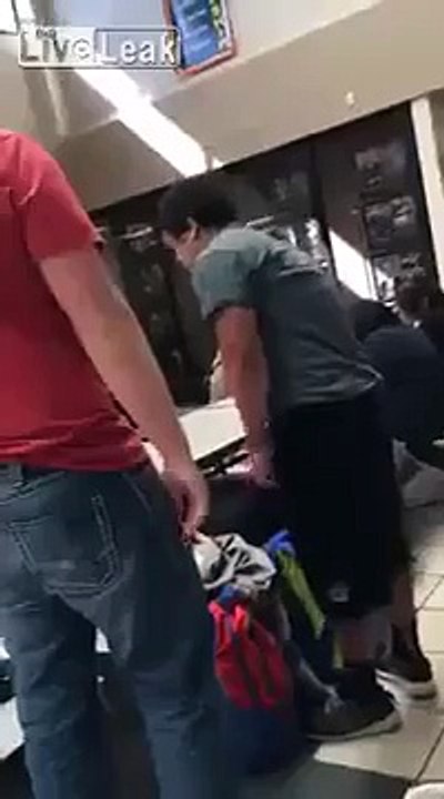 Il s'en prend à un garçon bien plus petit que lui mais il aurait mieux fait de s'abstenir ! Qui fait le malin...