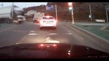 Impressionnante collision entre un camion et une voiture