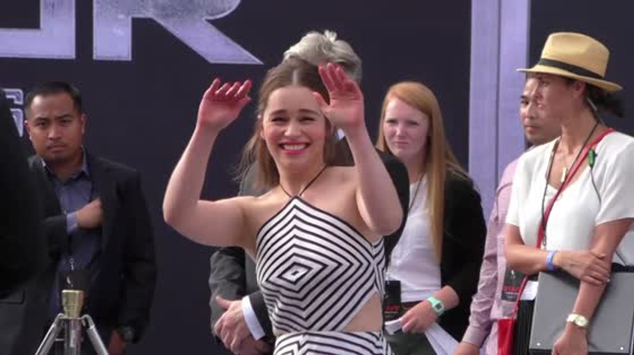 Emilia clarke erscheint verletzt bei der terminator premiere