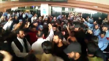 Dr Tahir-ul-Qadri’s arrives in Pakistan to a warm welcome
