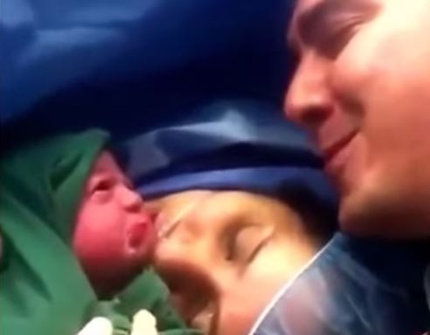 Esta Es La Reaccion De Un Recien Nacido Al Ver A Su Padre Por Primera Vez Video Dailymotion