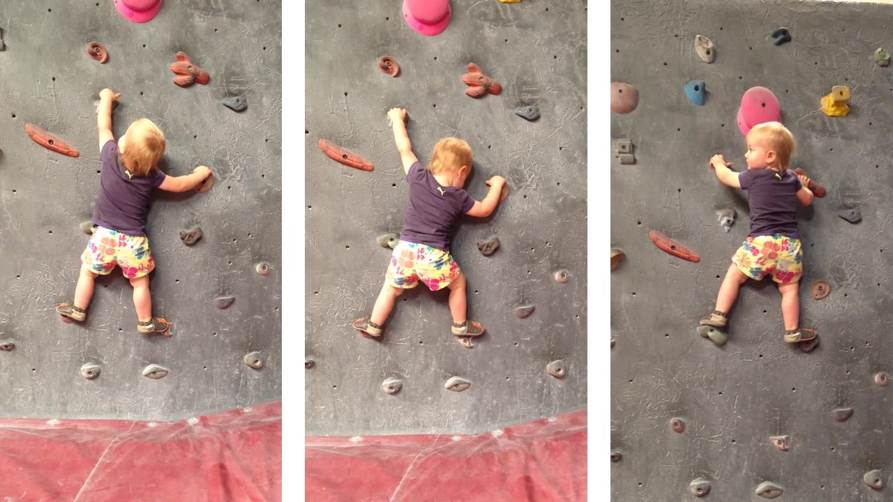 Un bébé de 19 mois fait de l'escalade