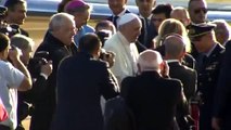 papa francesco a cagliari- Arrivo all'aeroporto 22 settembre 2013