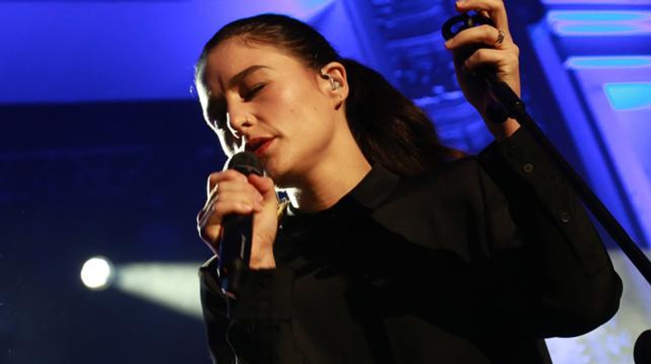 Jessie Ware - Champagne Kisses (Live at MTV Crashes Cork)