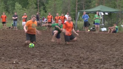 Fußball im Schlamm: Wie lange würden Sie durchhalten?
