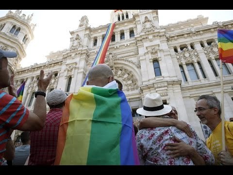 Orgullo gay: La bandera arcoíris ondea orgullosa en el Ayuntamiento de Madrid