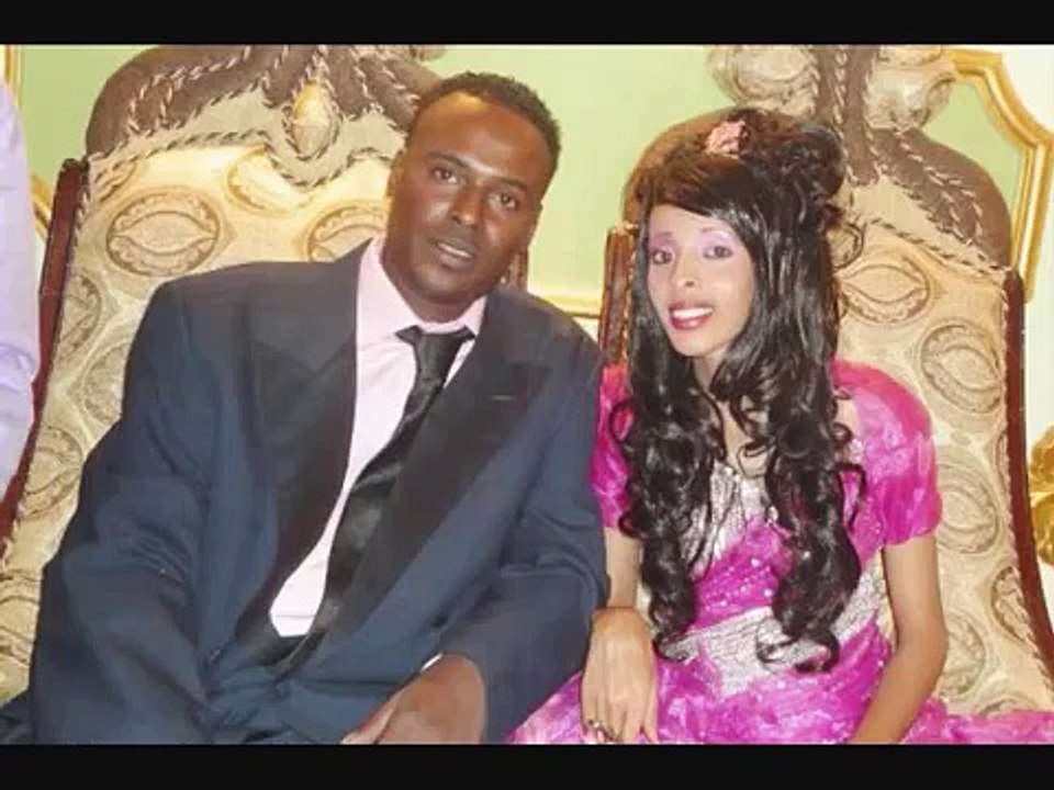 ikraan caraale iyo saxardiid maxamed saxardii oo arooskoodu ka dhacay hargaisa 2012