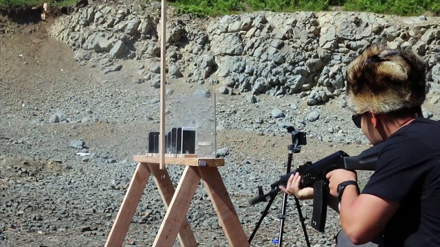 Combien faut-il d'Iphones pour stopper une balle d'AK-74 ?