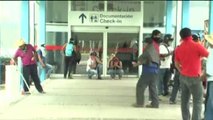 Nacho Lozano. Normalistas clausuran simbólicamente aeropuerto de Acapulco