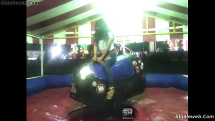 UNA MUJER MONTANDO EL TORO MECANICO EN LA EXPO FERIA DE MORELIA MICHOACAN MEXICO JUNIO 2015